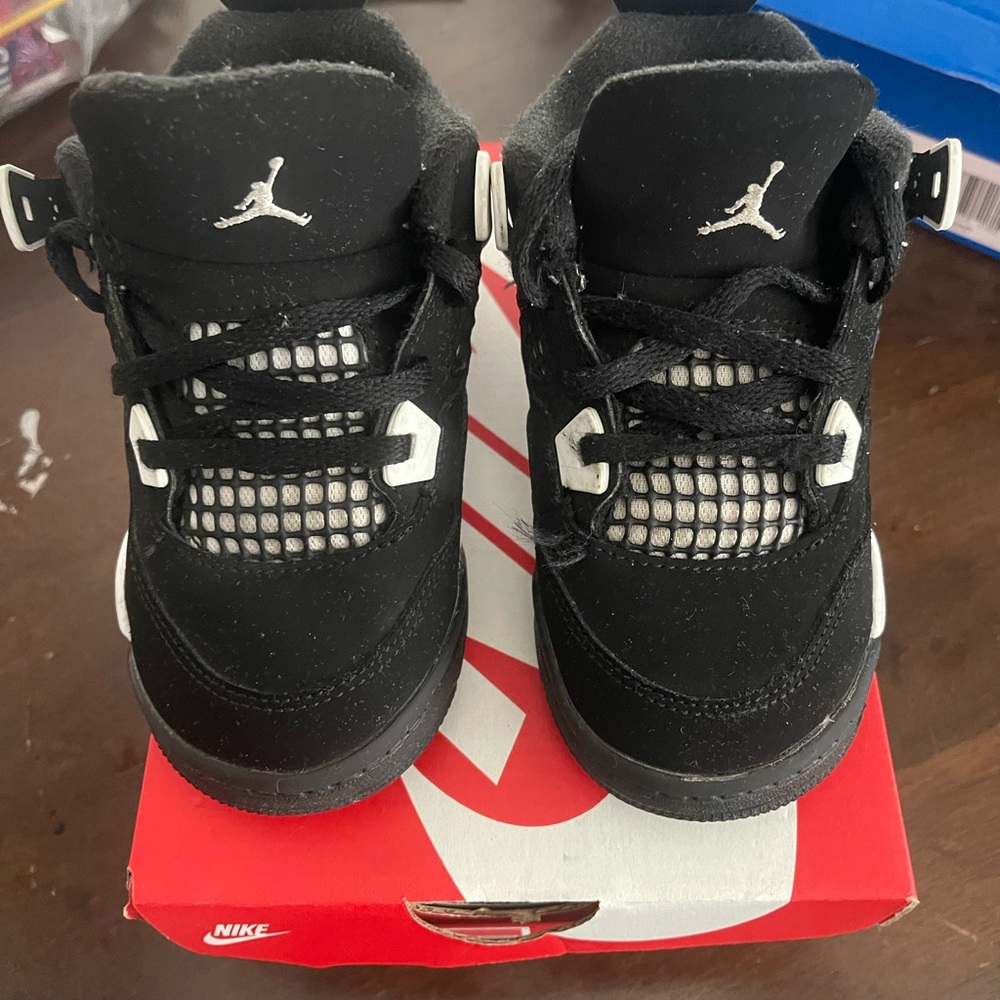 Jordan 4 Retro "White Thunder" Preschool Kids' Shoe- Used in Good Condition